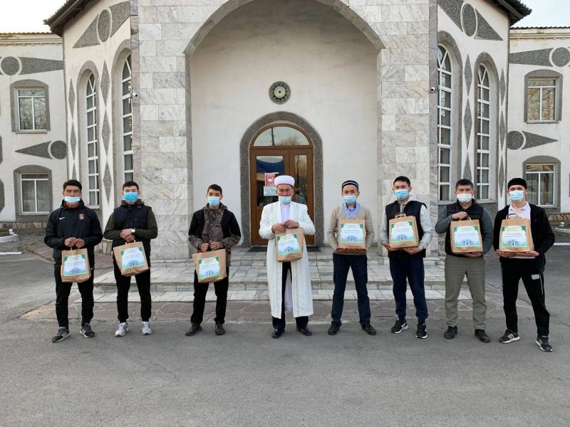 Саран қалалық мешіті студенттерге «Ауызашар қоржынын» таратты.