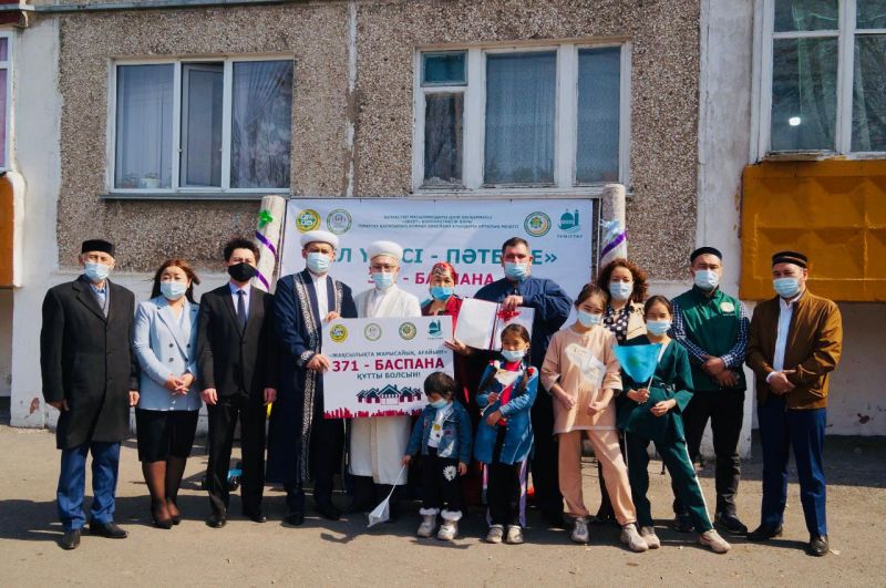 «Ел үлесі пәтерге»: Теміртауда 371-ші баспананың кілті табыс етілді