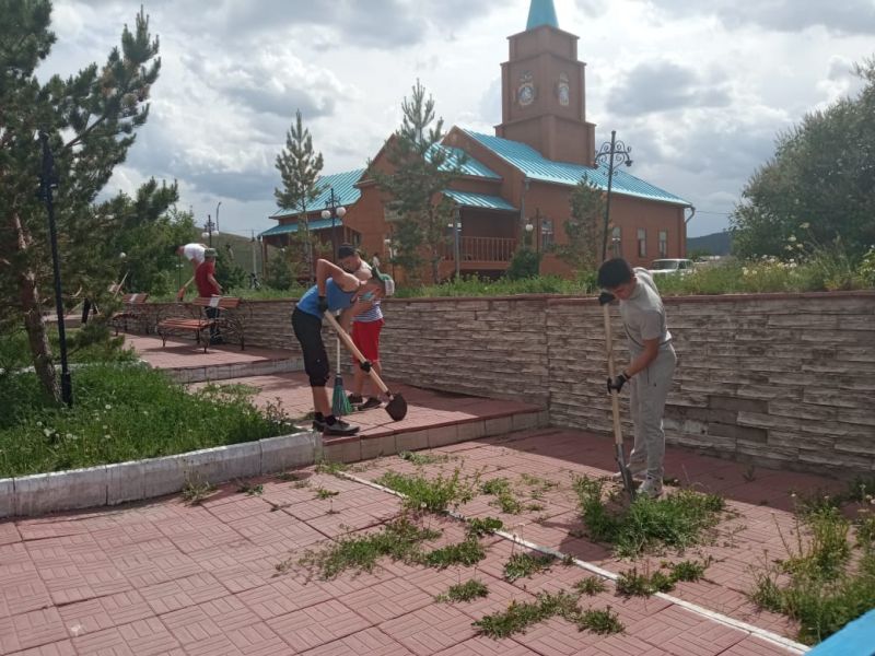 ҚҰНАНБАЙ ҚАЖЫ МЕШІТІ АУЛАСЫНА ГҮЛ ЕГІЛДІ