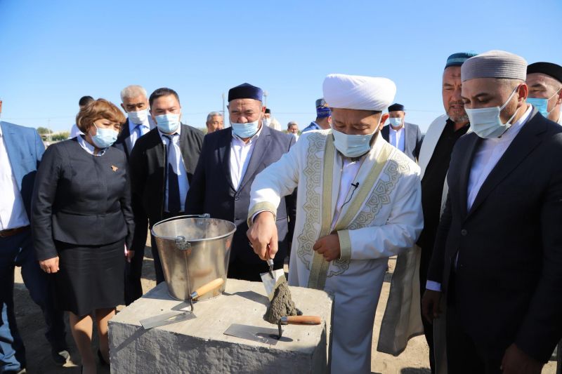БАС МҮФТИ САРАЙШЫҚТА ЖАҢА МЕШІТТІҢ ІРГЕТАСЫН ҚАЛАДЫ (ФОТО)