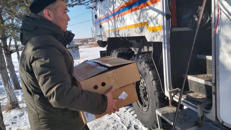 ҚАРАҒАНДЫ - АЛМАТЫ: БЛОК-БЕКЕТТЕГІ ҚЫЗМЕТКЕРЛЕРГЕ ЫСТЫҚ ТАМАҚ ТАРАТЫЛДЫ 