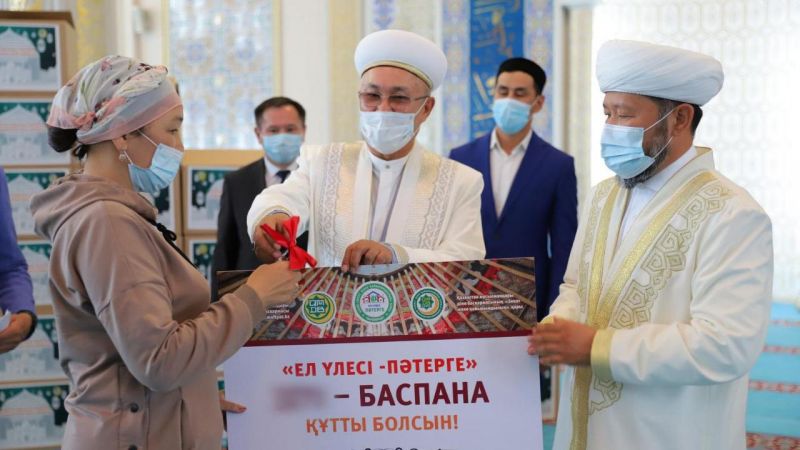 ҚАРАҒАНДЫ: «ЗЕКЕТ ЖӘНЕ ҚАЙЫРЫМДЫЛЫҚ ҚОРЫ» - 13 ОТБАСЫНА ПӘТЕР БЕРІЛДІ 
