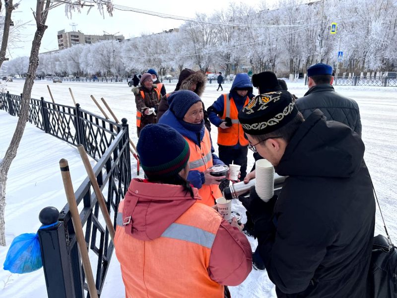 КӨШЕ ҚАРЫН ТАЗАЛАУШЫЛАРҒА ЫСТЫҚ АС ҮЛЕСТІРІЛДІ