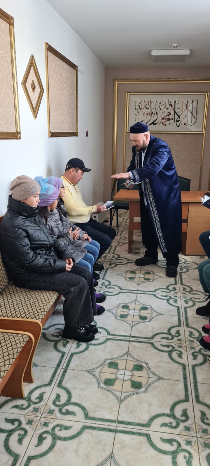 МЕШІТКЕ КЕЛУШІЛЕРГЕ БҮКТЕМЕЛЕР МЕН КІТАПШАЛАР ТАРАТЫЛДЫ 