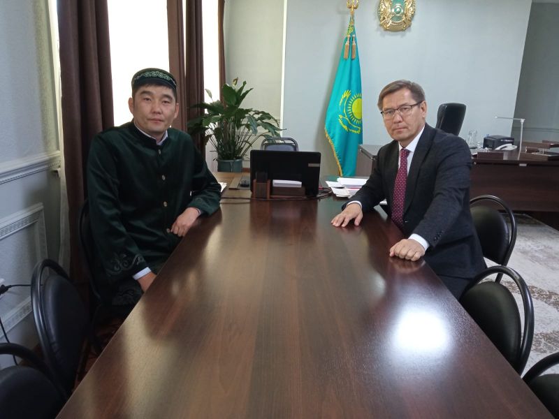 ҚҰНАНБАЙ ҚАЖЫ МЕШТІНІҢ ИМАМЫ АУДАН ӘКІМІМЕН КЕЗДЕСТІ