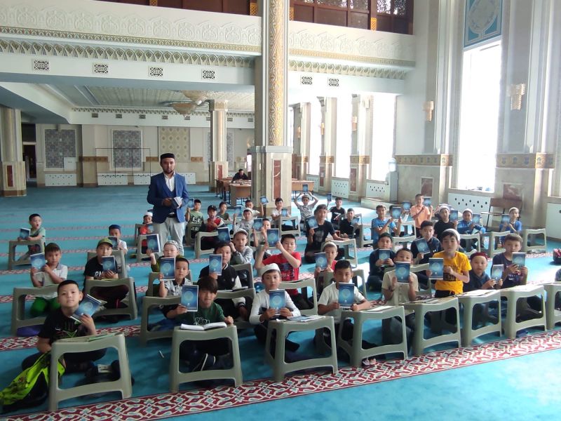 Жеткіншектерге «Мұғалім сани» кітабы үлестірілді