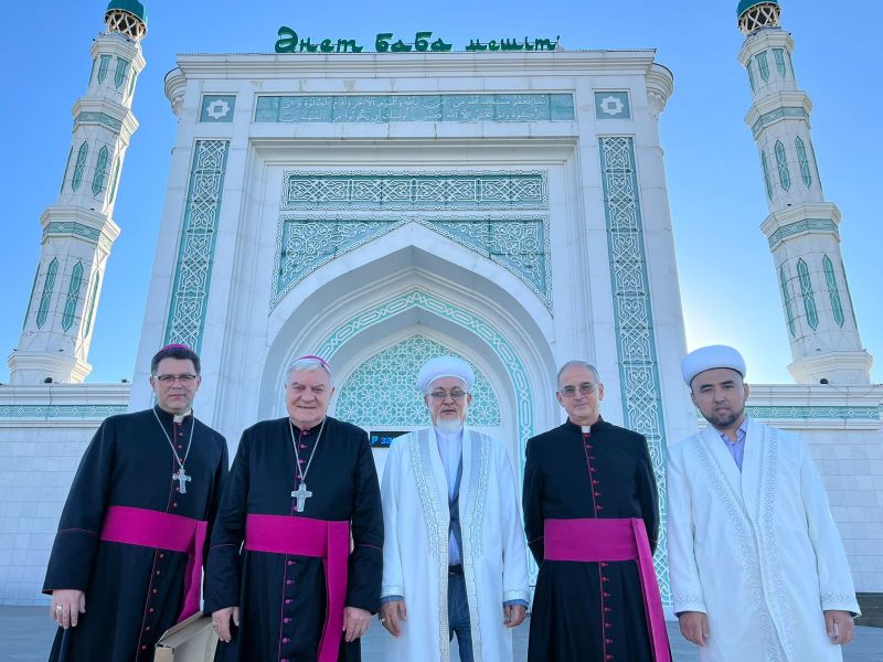 КАТОЛИКТІК ШІРКЕУ ӨКІЛДЕРІ «ӘНЕТ БАБА» МЕШІТІН ЗИЯРАТ ЕТТІ (ФОТО)