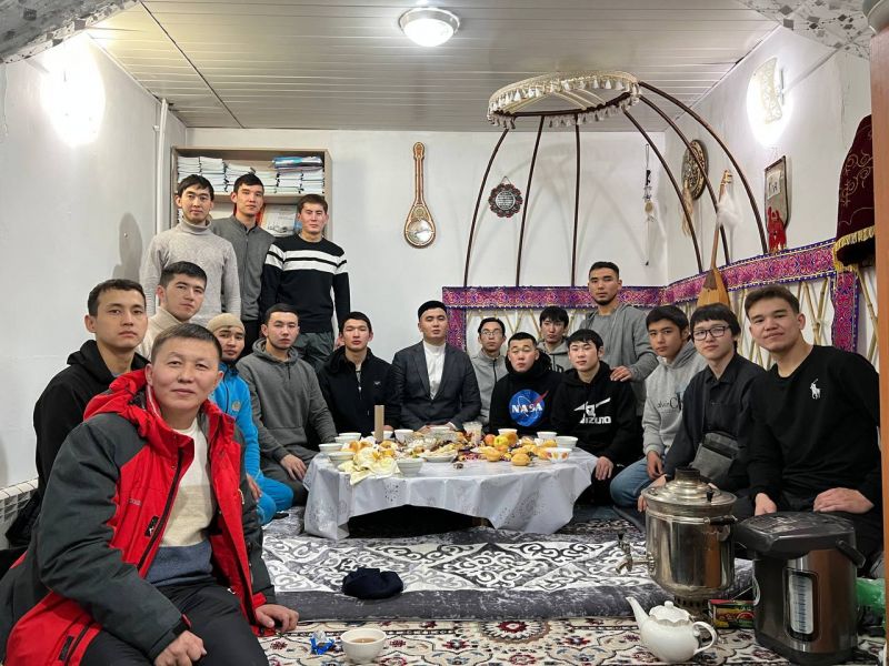 Қала жастары мешіт ауласына тазалық жүргізді