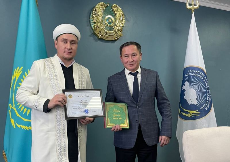Көкбекті мешітінің имамы дін істері басқармасының алғыс хатымен марапатталды