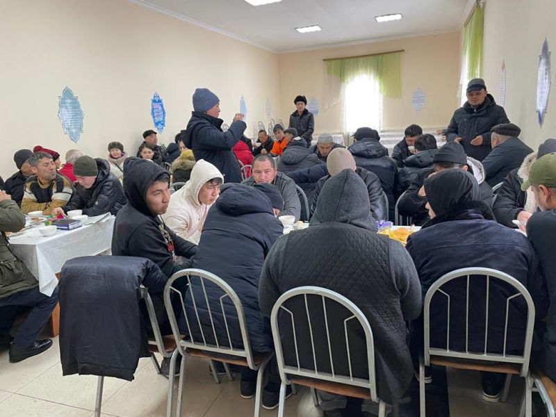 «Жанқұтты би» мешіті жолаушыларға көмек көрсетуде