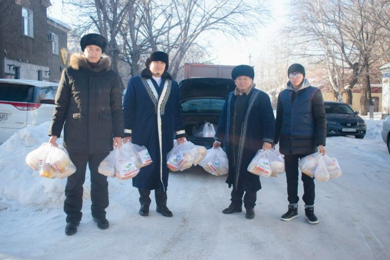 Қарағанды облысы имамдары көше тазалықшыларына ыстық ас үлестірді