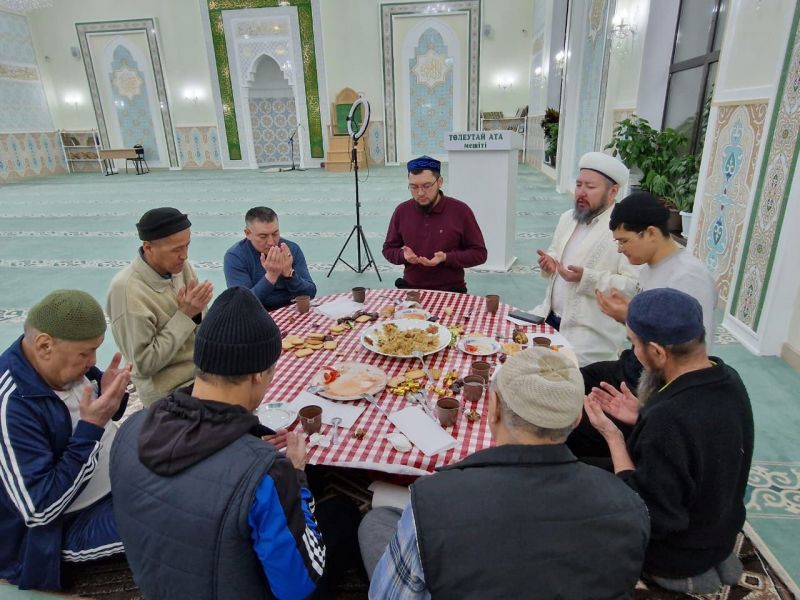  «Төлеутай ата» мешіті жамағаты көршілес елдер үшін дұға жасады