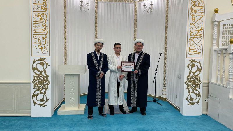 «Қазыбек би» мешітінің азаншысына Ұмра қажылығы тарту етілді