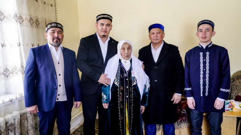 Облыс бас имамы 102 жастағы қарт анамен жүздесті