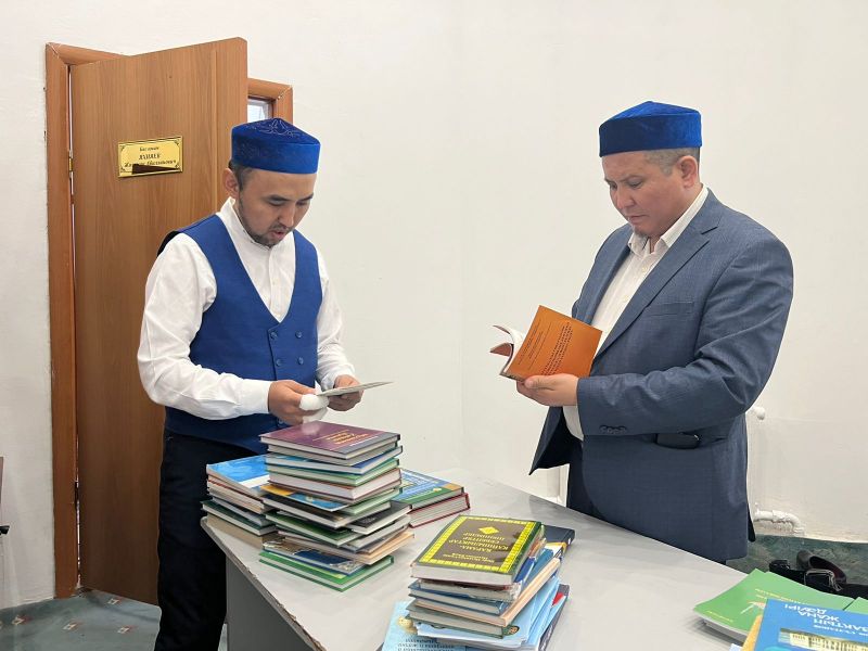 «Тоқа Байғозы» мешітінің кітап сөресі жаңа кітаптармен толықты