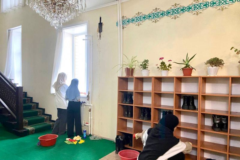 Шәкірттер Абай мешітіне тазалық жұмыстарын жүргізді