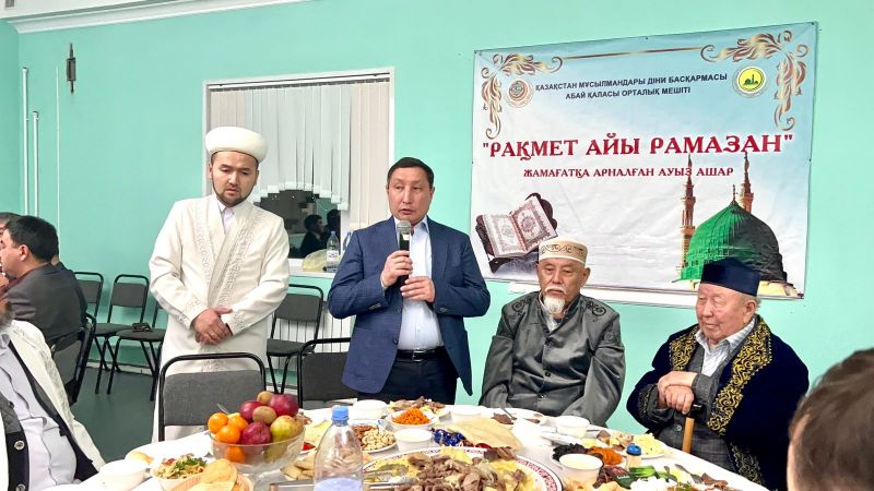 Абай ауданының әкімі ауызашар дастарханын жайды