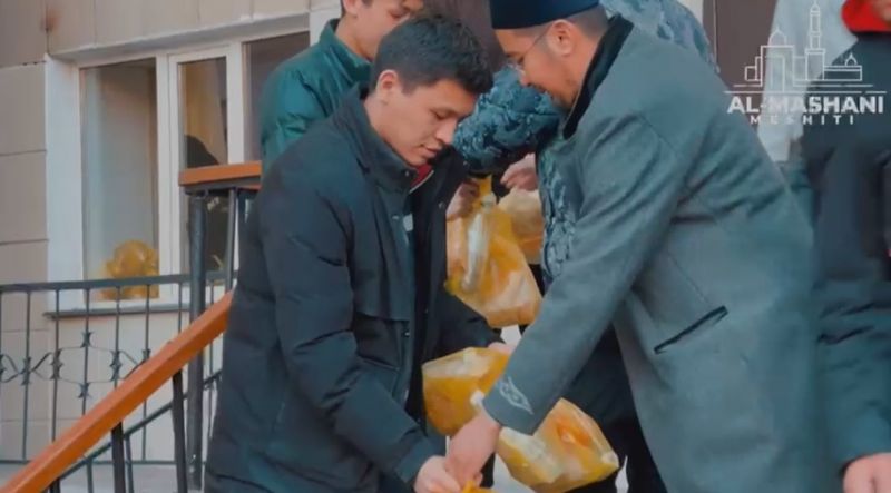 «Әл Машани» мешіті 300 студентке «Ауызашар қоржынын» үлестірді