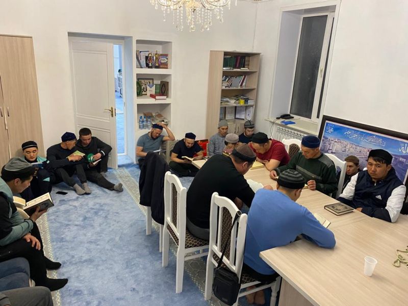 Ағадыр кенті жамағаты Құраннан дәріс алуда