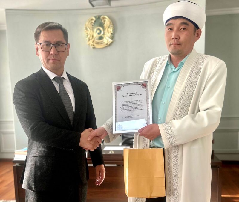 Қарқаралы ауданының әкімі облыс имамының құттықтауын қабыл алды