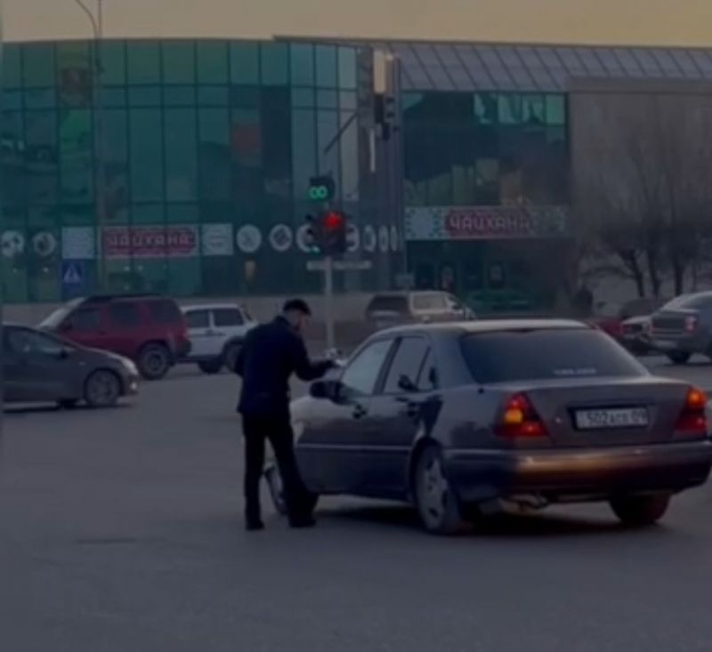 «Әл Машани» мешіті қала тұрғындарына су мен құрма таратты