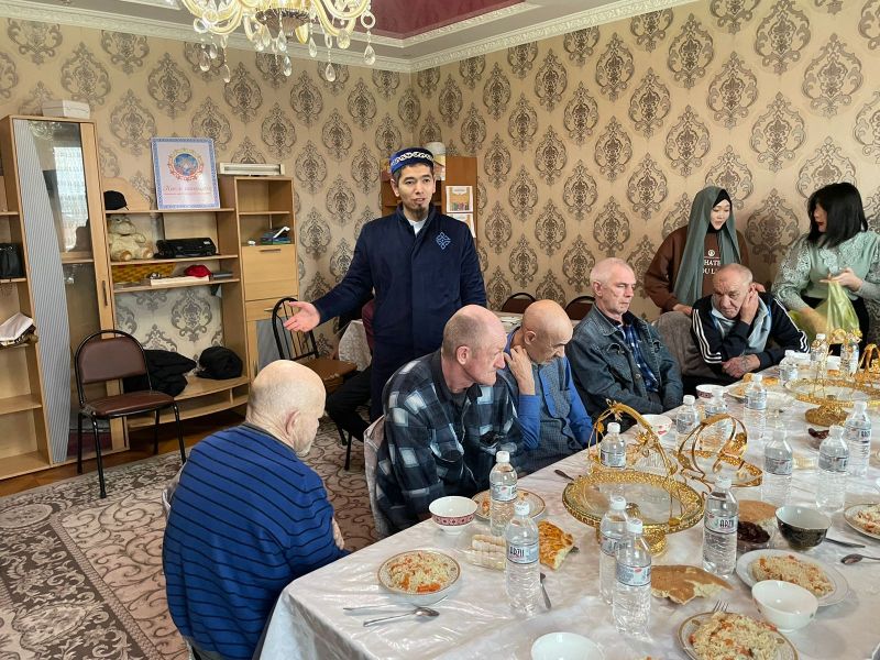 «Қазыбек би» мешіті қарттар үйінде ауызашар берді