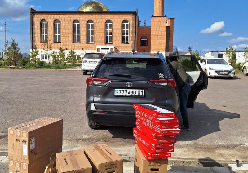 Бас мүфти діни сауат ашу орталығына он компьютер тарту етті