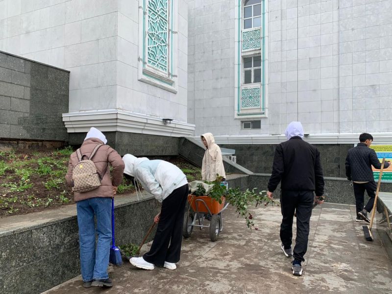 Еріктілермен бірге «Әнет баба»  мешітінің ауласына сенбілік жүргізілді