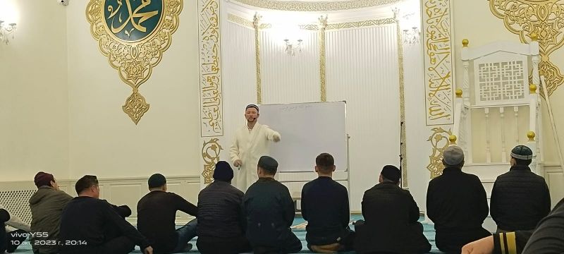 «Қырық парыз» кітабы бойынша дәріс өтуде