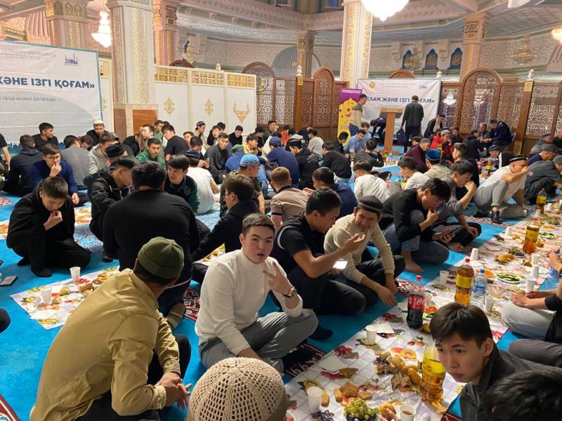«Әнет баба» мешітіндегі апталық дастархан жалғасын тапты