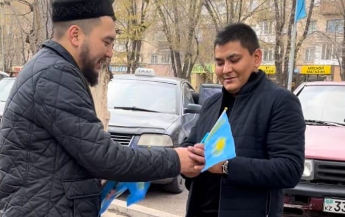 Республика күніне орай халыққа ту таратылды 