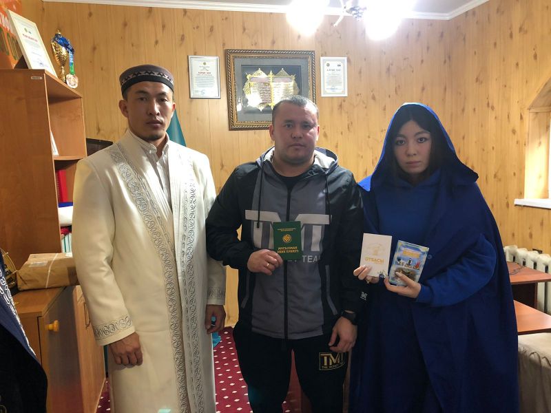 Ислам дінін қабылдап, мұсылманша неке қиды