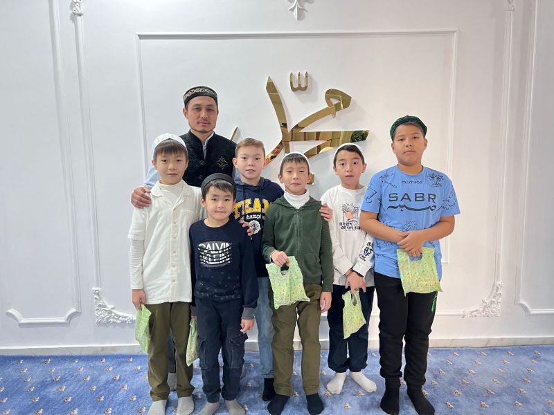 «Әл Машани» мешітінде шәкірттерге сыйлықтар үлестірілді