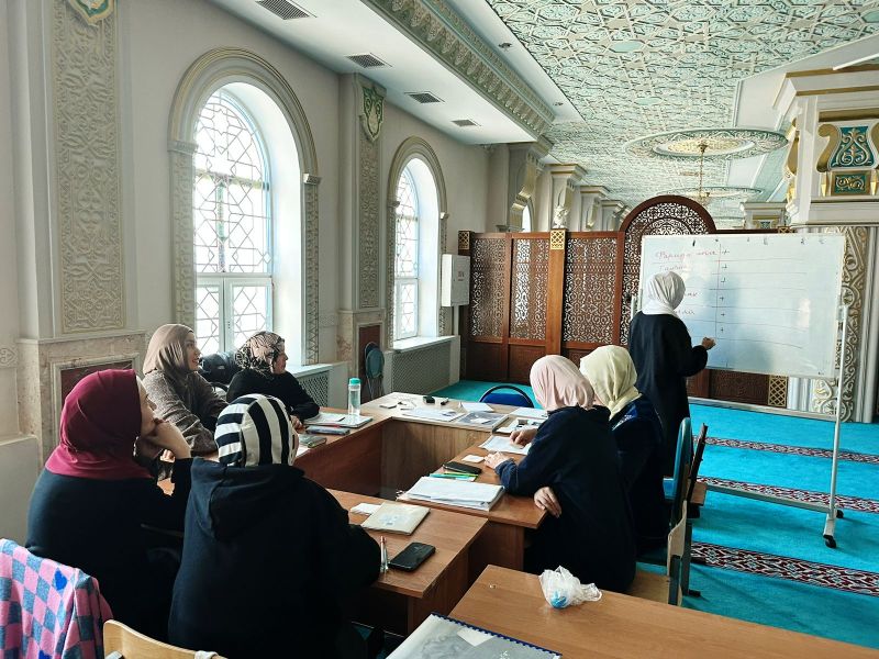 Шәкірттер «Байна ядайк» кітабының бірінші томын аяқтады