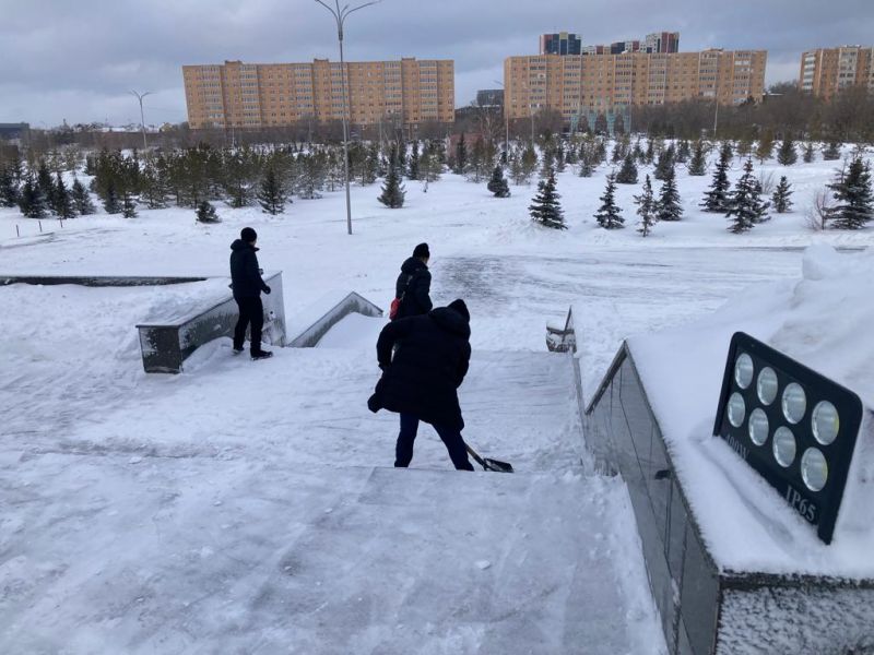 Қала жастары мешіт ауласына тазалық жүргізді