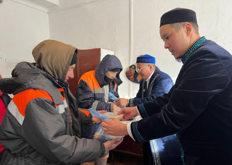 «Зекет және қайырымдылық қоры» көше тазалықшыларына ыстық ас үлестірді