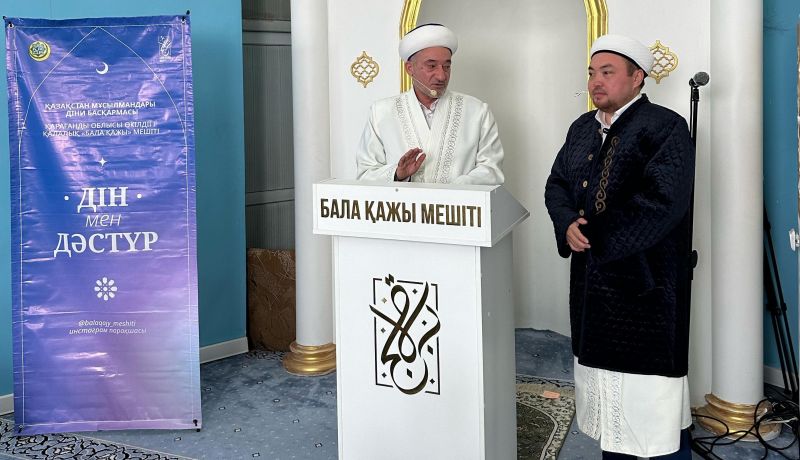 Мешіт жамағаты наиб имамды құрметпен шығарып салды 