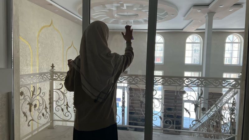 Шәкірттер мешітті рамазан айына дайындауда 