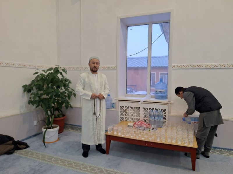 Мешіт жамағатына құрма мен су үлестірілді