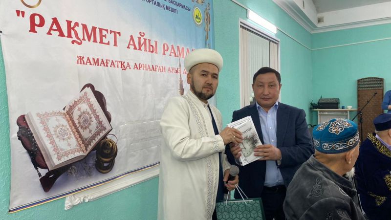 Абай ауданының әкімі ауызашар дастарханын жайды