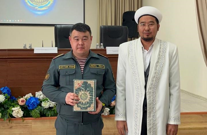 Қаладағы №6505 әскери бөлімшеде кездесу өтіп,   Құран Кәрім тарту етілді