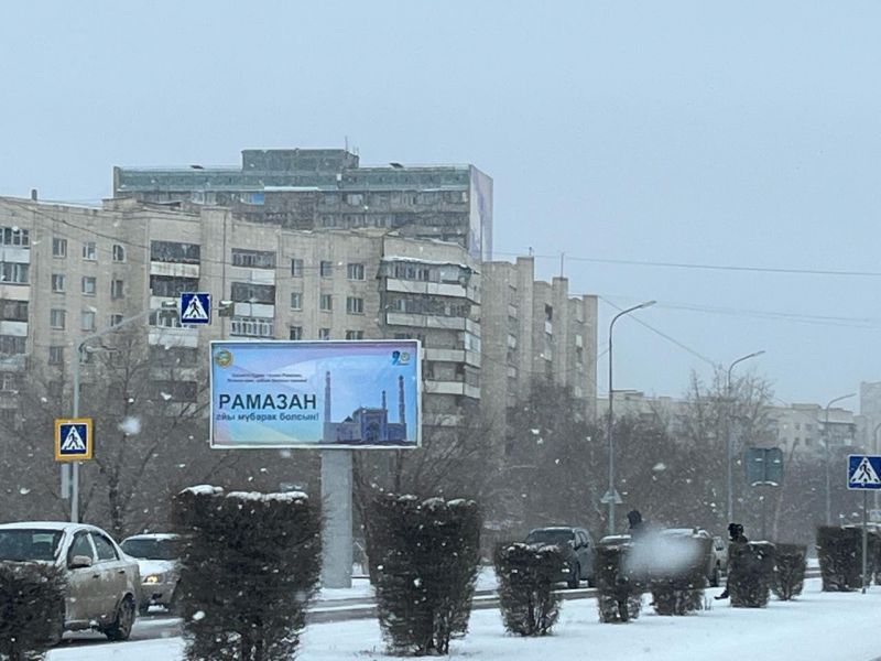 Көшелерге рамазанмен құттықтау баннерлері ілінді