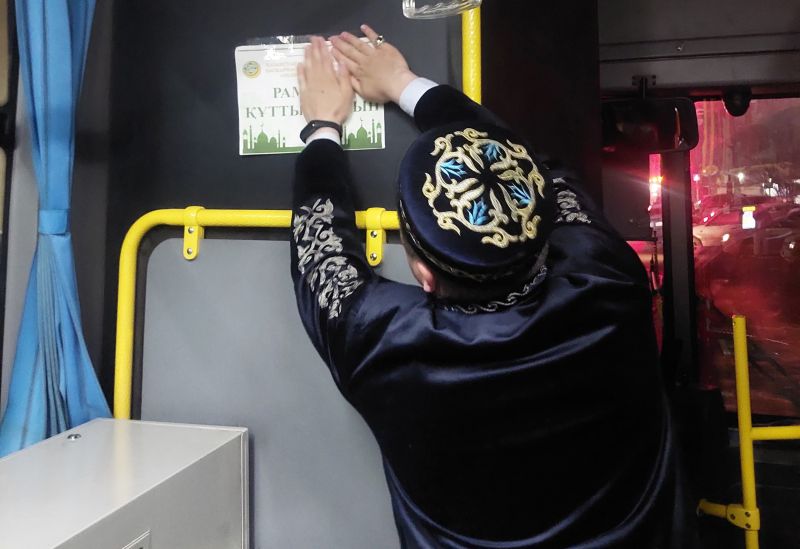 Қала көшелеріне рамазанмен құттықтаулр ілінді