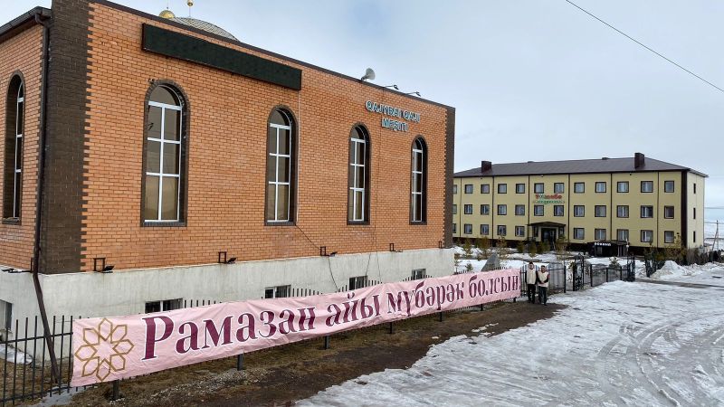 Үштөбеде рамазанмен құттықтау баннерлері ілінді