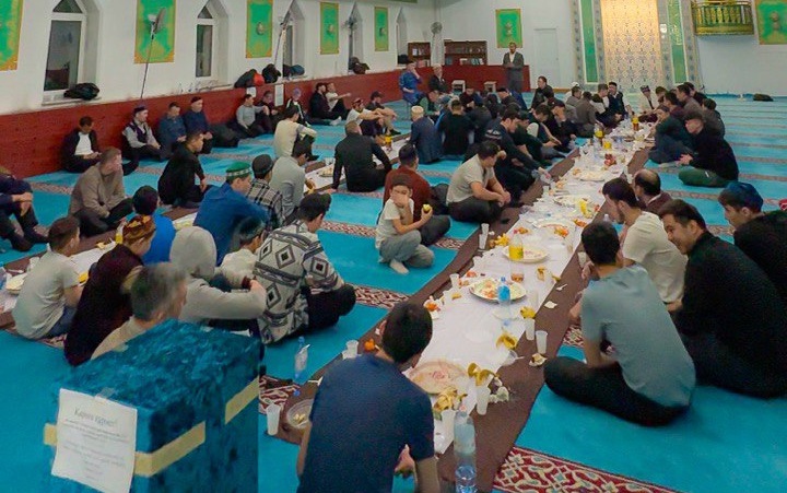 «Әл Машани» мешітінде 150 адамға ауызашар дастарханы жайылды