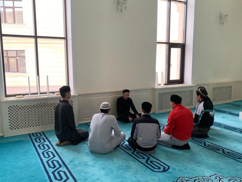 «Бір айда құранға түс» тақырыбында дәріс өтуде