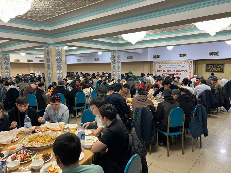 ҚАДІР ТҮНІ: "ӘНЕТ БАБА" МЕШІТІНДЕ 500 АДАМҒА АУЫЗАШАР БЕРІЛДІ