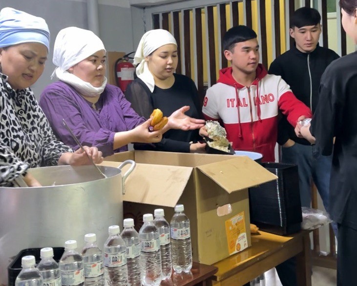 Саранда 150 студентке ыстық ас үлестірілді