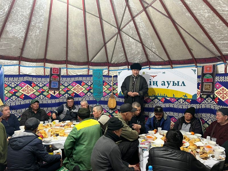 «Әнет баба» мешітінде көше тазалықшылары мен еріктілерге мерекелік дастархан жайылды