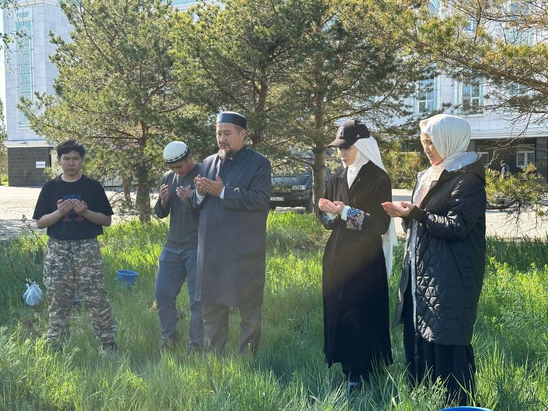 «Ханифа» қыздар даму клубы мешіт ауласына тал отырғызды